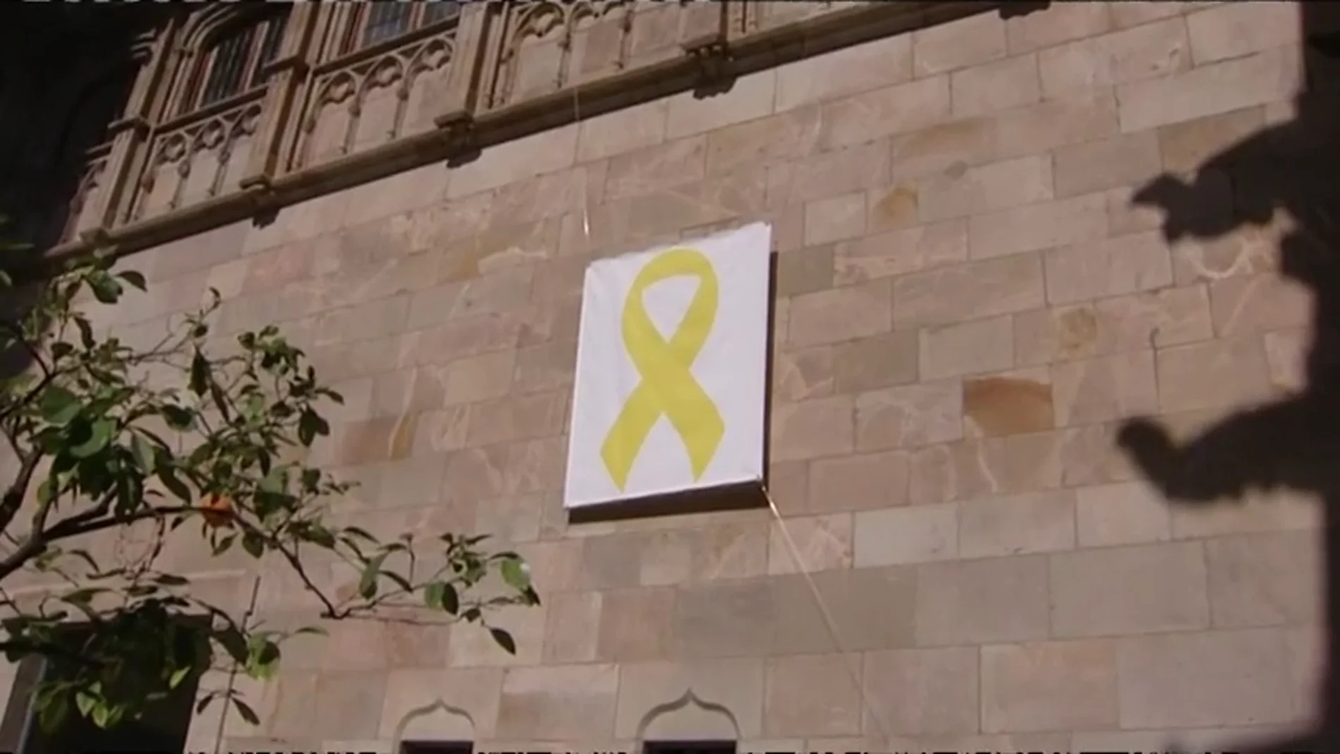 Torra mantiene un lazo amarillo en el interior de la Generalitat