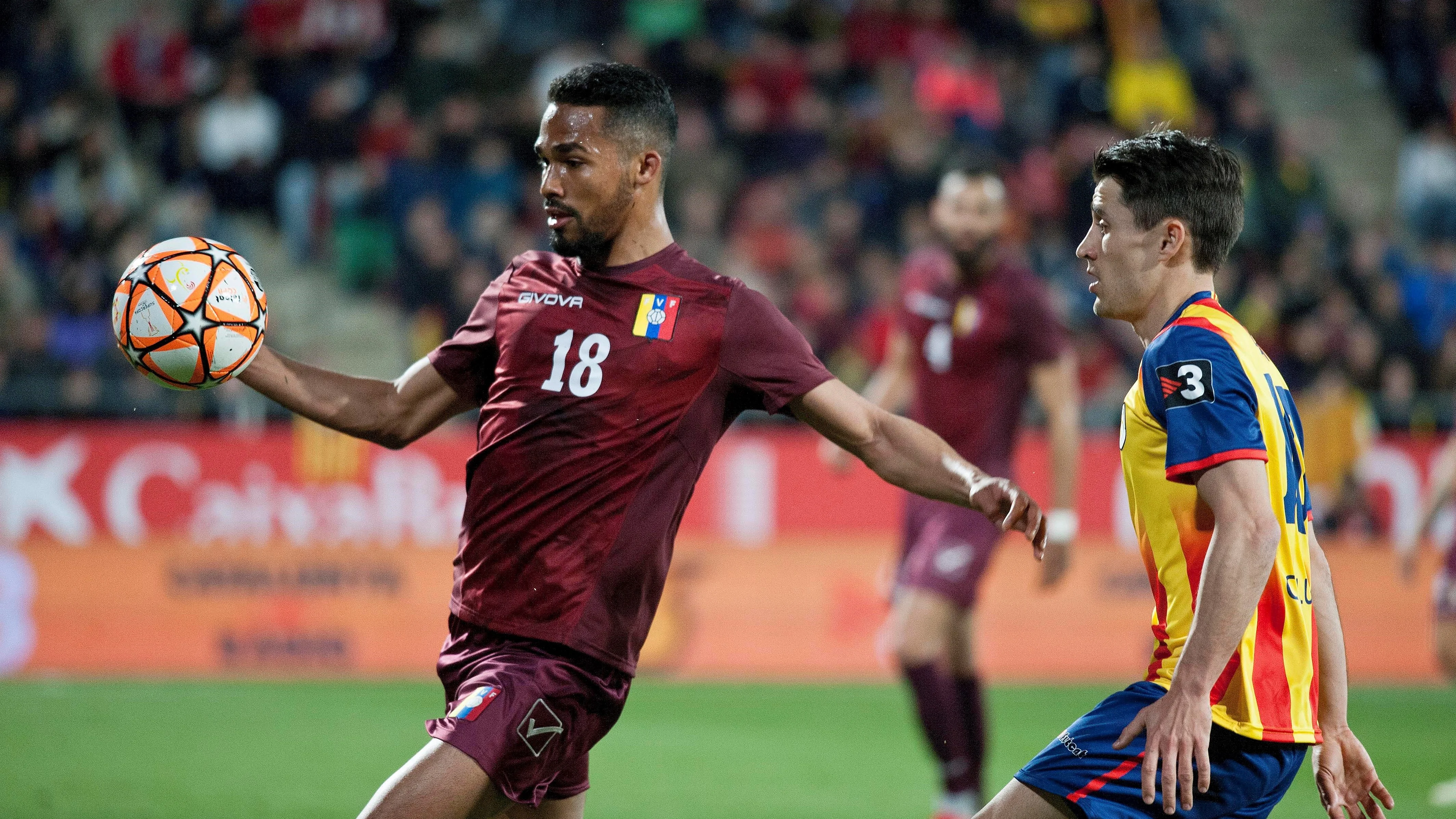 Bojan disputa un balón en el partido ante Venezuela