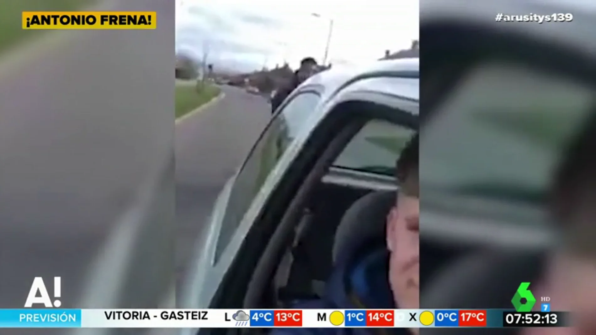 El impactante momento en el que un conductor frena su vehículo para que un ciclista se estrelle contra él
