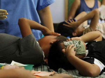 Jóvenes filipinos muestran dolor mientras les practican una circuncisión Jóvenes filipinos muestran dolor mientras les practican una circuncisión