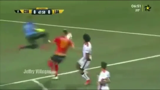 Terrible rodillazo volador de un portero a un jugador rival Terrible rodillazo volador de un portero a un jugador rival