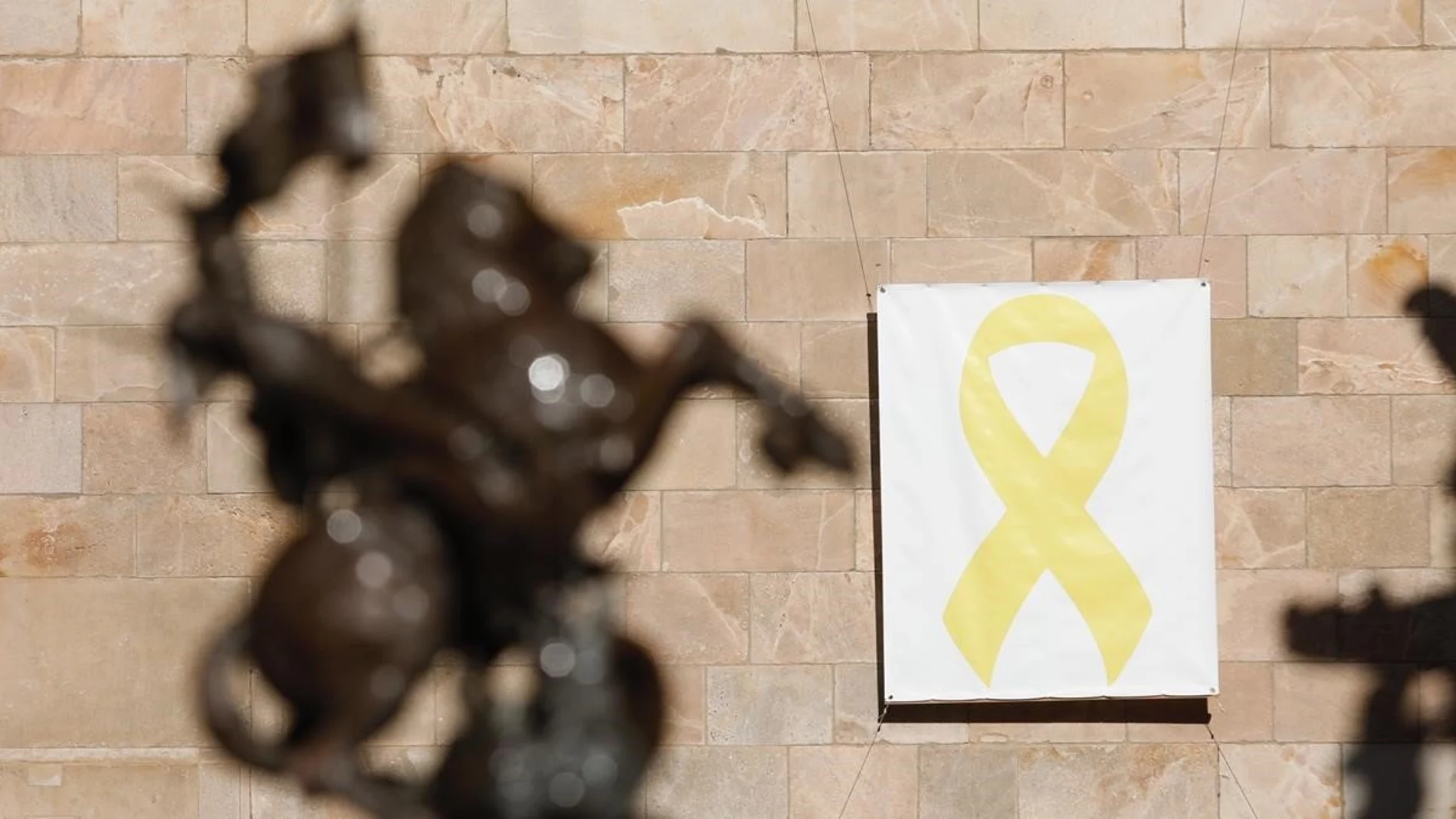 Lazo amarillo en una pared del Pati dels Tarongers, en el Palau de la Generalitat.