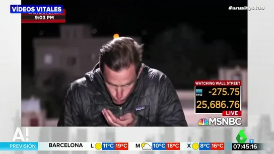 Pillan a un reportero escupiéndose en la mano para peinarse en pleno directo Pillan a un reportero escupiéndose en la mano para peinarse en pleno directo