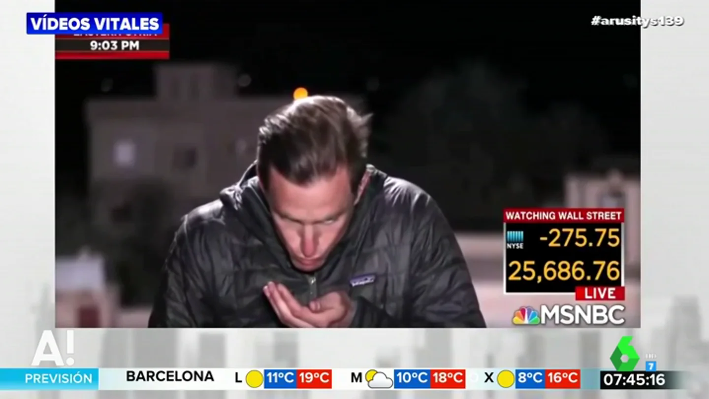 Pillan a un reportero escupiéndose en la mano para peinarse en pleno directo Pillan a un reportero escupiéndose en la mano para peinarse en pleno directo