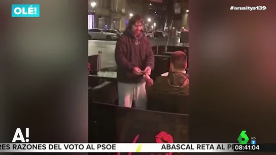 Un hombre le presta su tarjeta bancaria a un indigente para que saque el dinero que necesite Un hombre le presta su tarjeta bancaria a un indigente para que saque el dinero que necesite