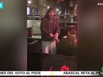 Un hombre le presta su tarjeta bancaria a un indigente para que saque el dinero que necesite Un hombre le presta su tarjeta bancaria a un indigente para que saque el dinero que necesite