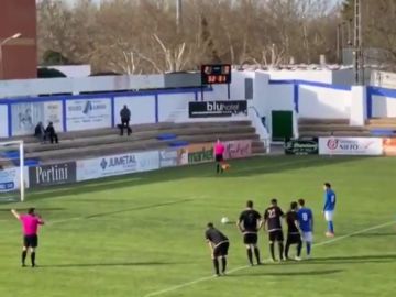 ¡Increíble! El Almansa ejecuta un penalti indirecto al más puro estilo Johan Cruyff ¡Increíble! El Almansa ejecuta un penalti indirecto al más puro estilo Johan Cruyff