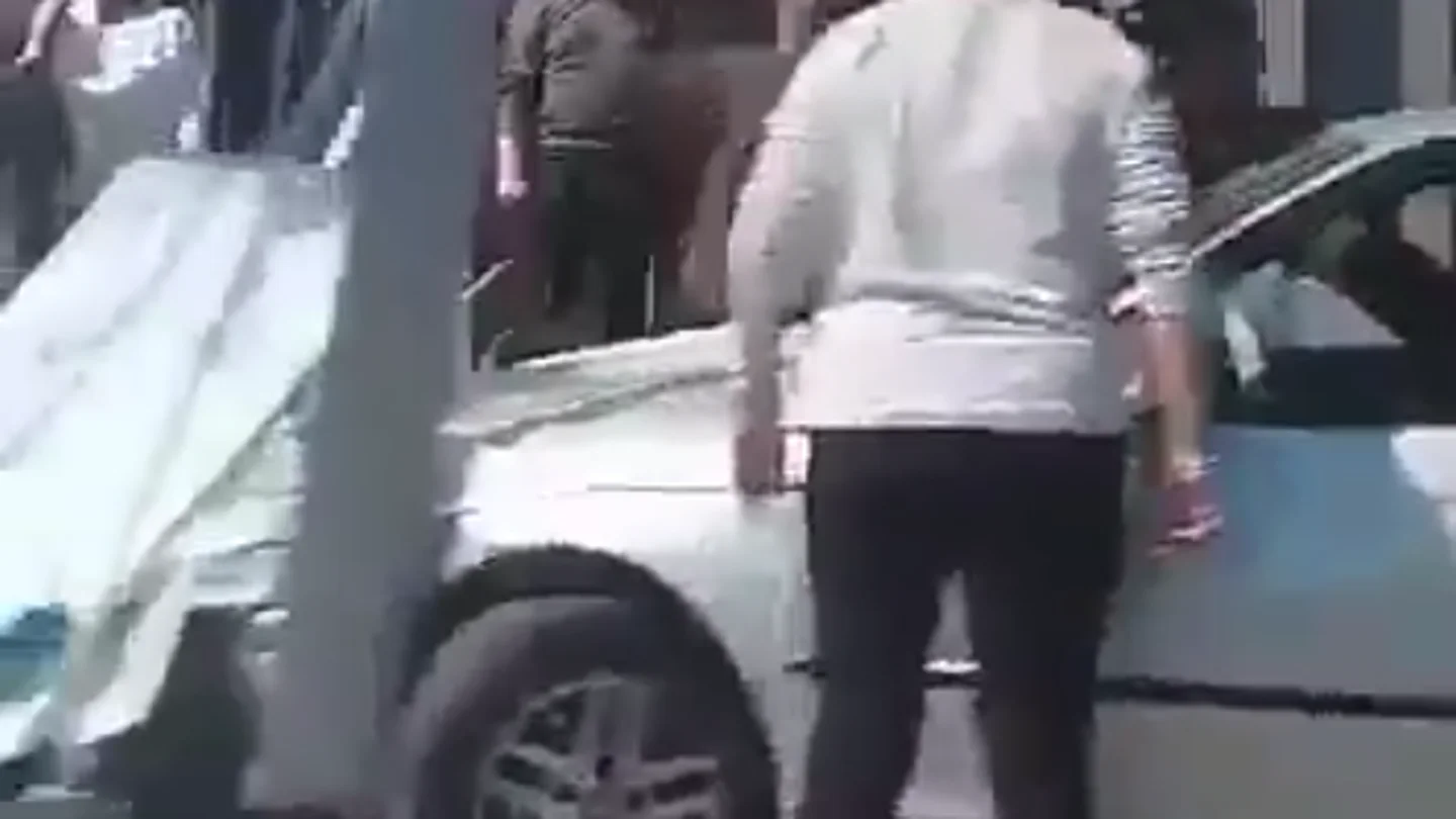 El coche en la parada de autobús El coche en la parada de autobús