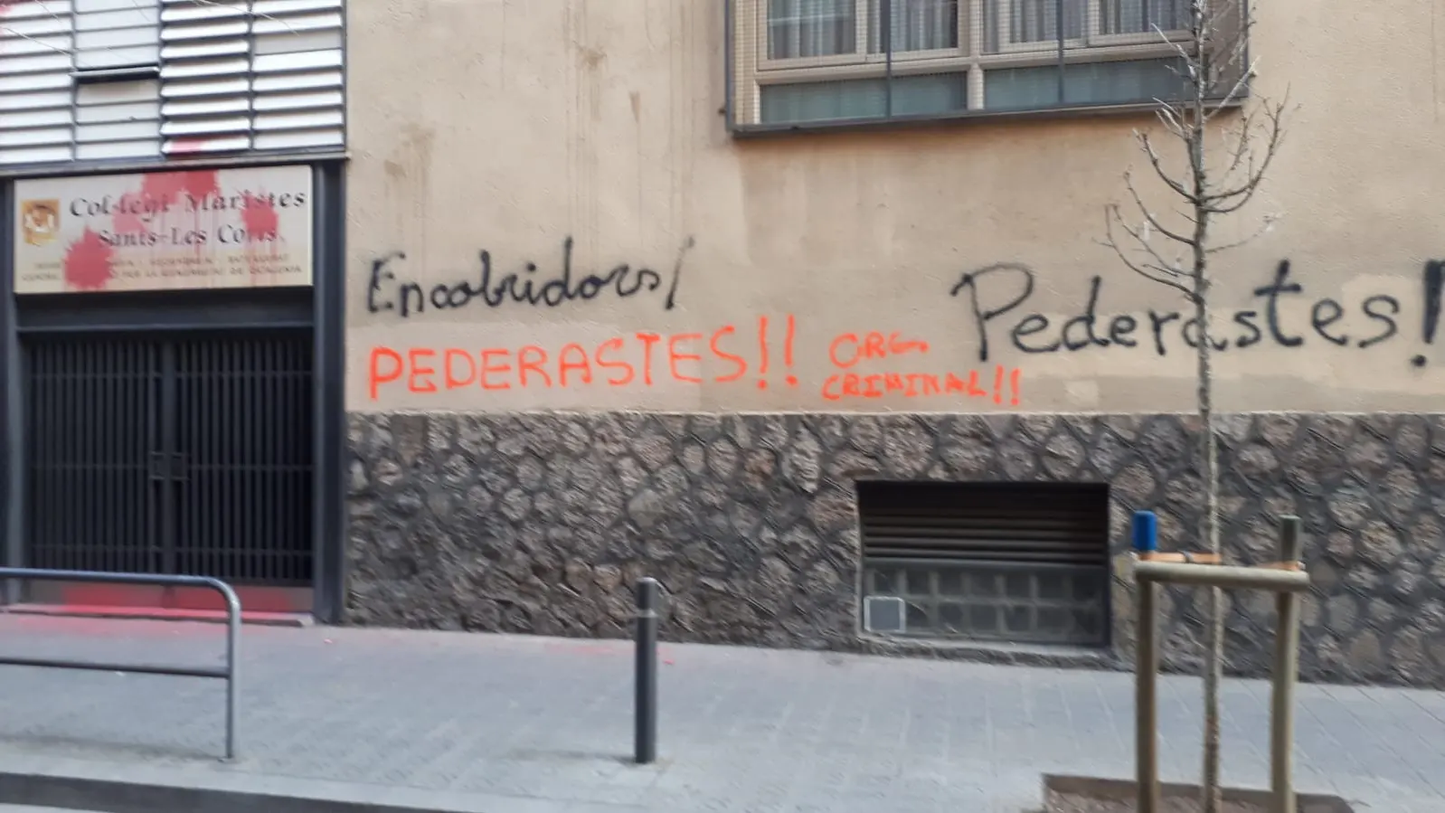 Pintadas en el colegio de los Maristas de Sants