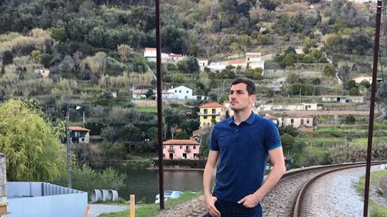Iker Casillas, en las vías de un tren Iker Casillas, en las vías de un tren