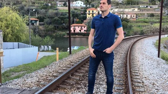 Iker Casillas, en las vías de un tren