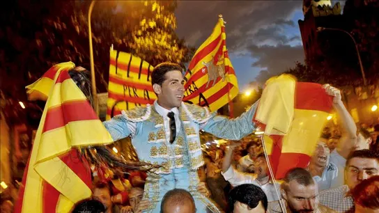 El torero Serafín Marín, a hombros tras una corrida de toros El torero Serafín Marín, a hombros tras una corrida de toros