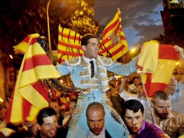 El torero Serafín Marín, a hombros tras una corrida de toros El torero Serafín Marín, a hombros tras una corrida de toros