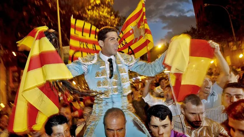 El torero Serafín Marín, a hombros tras una corrida de toros