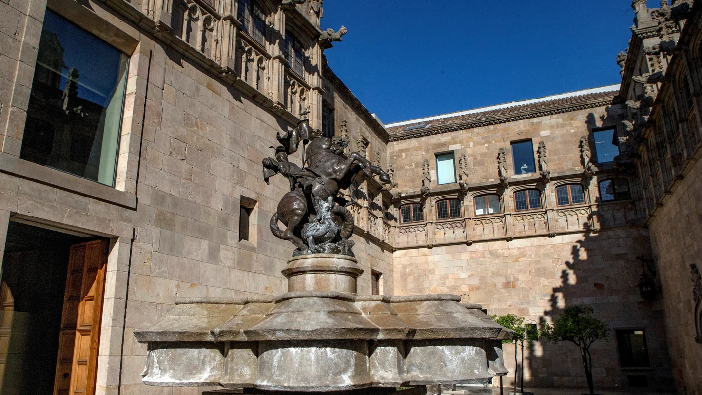 Vista del Pati dels Tarongers del Palau de la Generalitat una vez retirado el lazo amarillo que estaba instalado en una de sus paredes, este martes antes de la reunión semanal del gobierno catalán Vista del Pati dels Tarongers del Palau de la Generalitat una vez retirado el lazo amarillo que estaba instalado en una de sus paredes, este martes antes de la reunión semanal del gobierno catalán