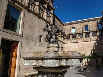 Vista del Pati dels Tarongers del Palau de la Generalitat una vez retirado el lazo amarillo que estaba instalado en una de sus paredes, este martes antes de la reunión semanal del gobierno catalán Vista del Pati dels Tarongers del Palau de la Generalitat una vez retirado el lazo amarillo que estaba instalado en una de sus paredes, este martes antes de la reunión semanal del gobierno catalán