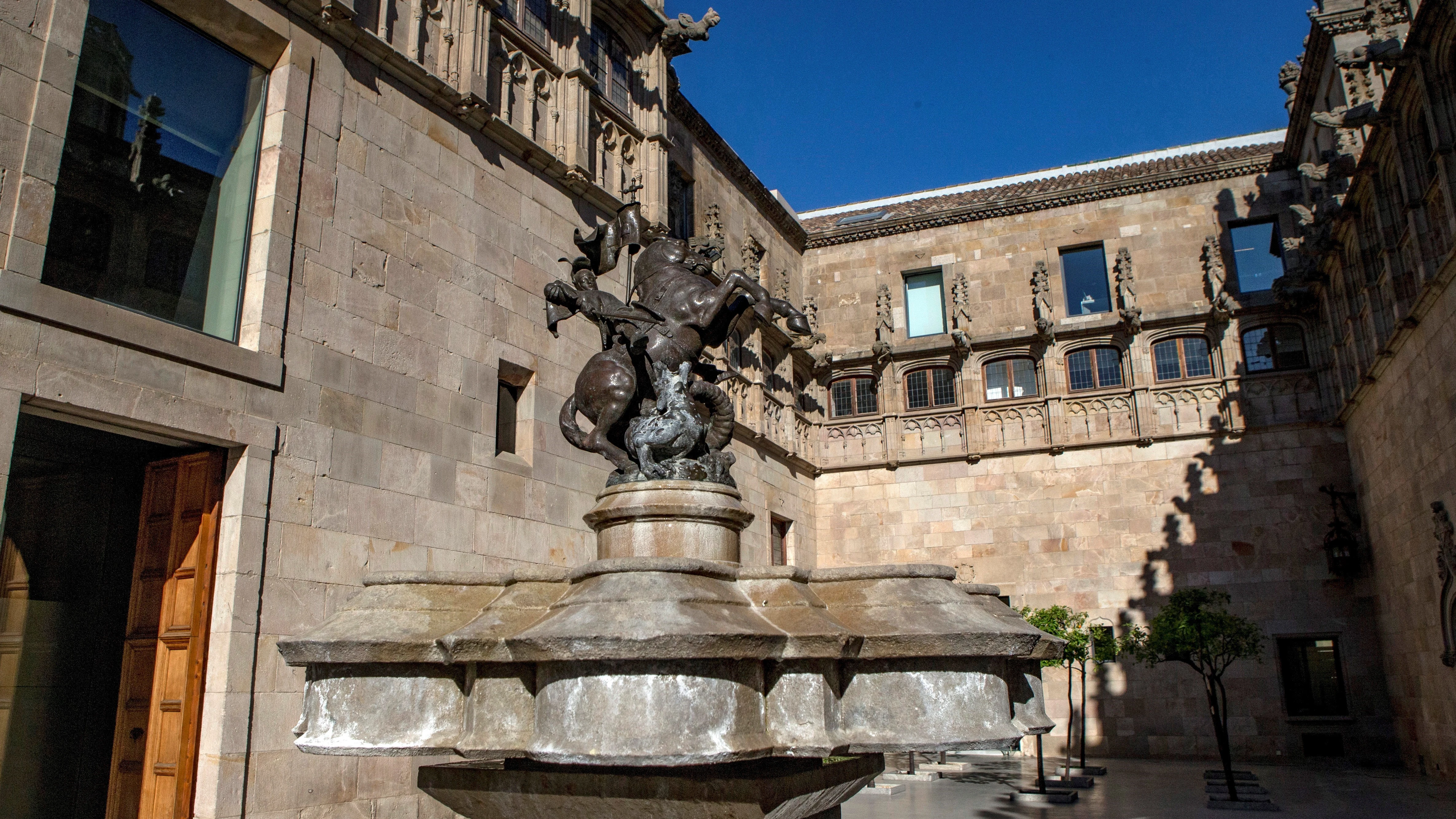 Vista del Pati dels Tarongers del Palau de la Generalitat una vez retirado el lazo amarillo que estaba instalado en una de sus paredes, este martes antes de la reunión semanal del gobierno catalán