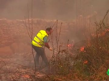 Los vecinos de Galicia se enfrentan cuerpo a cuerpo con el fuego: "No hay medios" Los vecinos de Galicia se enfrentan cuerpo a cuerpo con el fuego: "No hay medios"