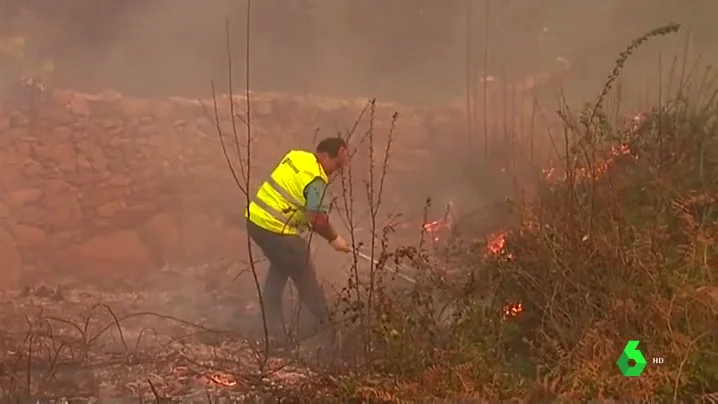 Los vecinos de Galicia se enfrentan cuerpo a cuerpo con el fuego: "No hay medios"