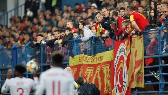 Aficionados de Montenegro increpan a los jugadores ingleses Aficionados de Montenegro increpan a los jugadores ingleses