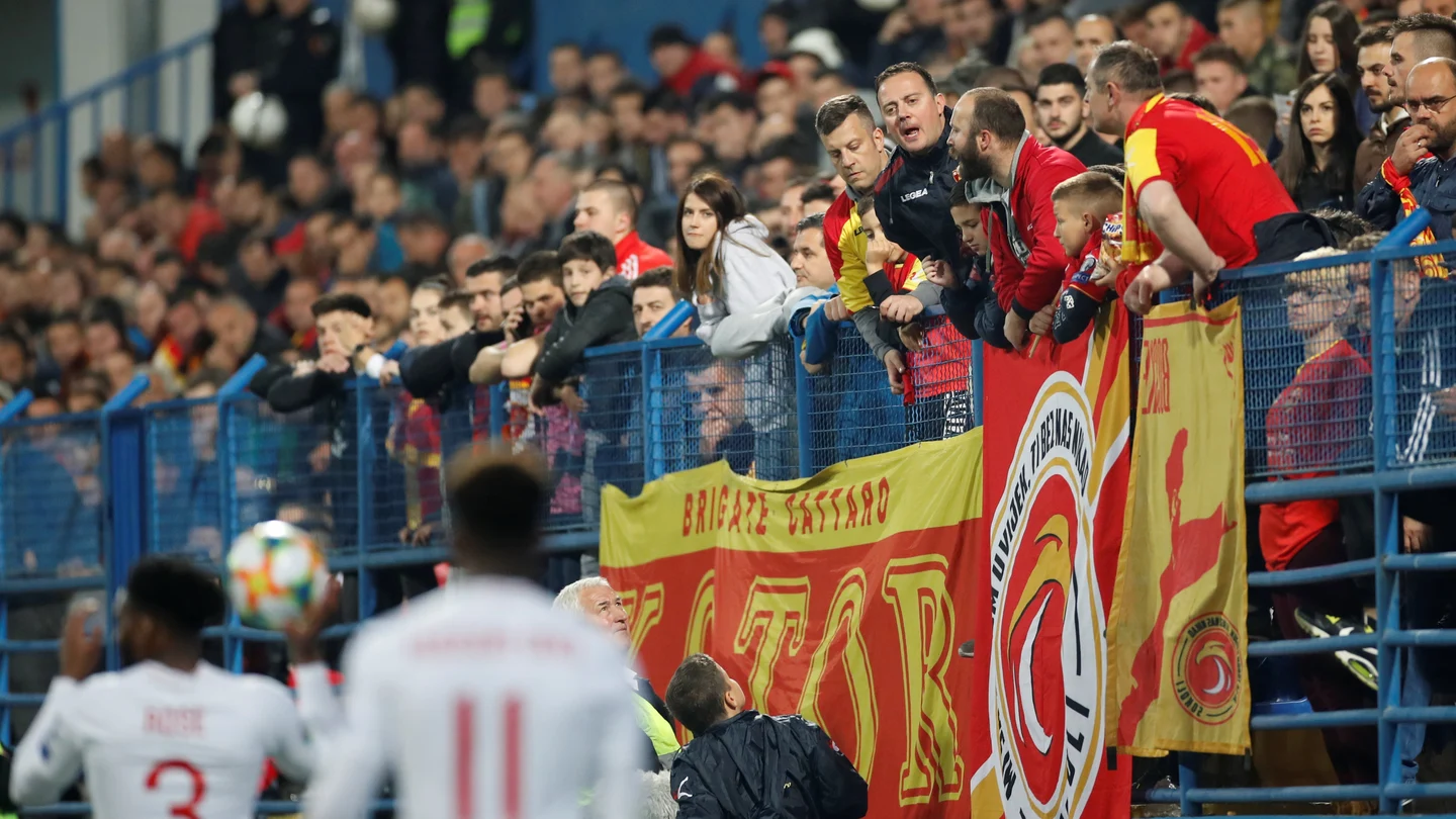 Aficionados de Montenegro increpan a los jugadores ingleses Aficionados de Montenegro increpan a los jugadores ingleses