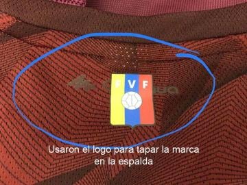 El escudo de Venezuela, sobre el logo de la marca de ropa deportiva 'Quechua' El escudo de Venezuela, sobre el logo de la marca de ropa deportiva 'Quechua'