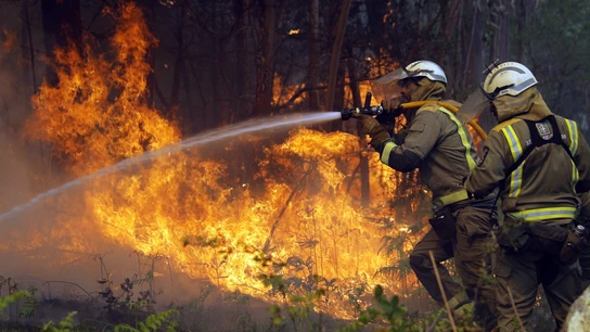 Bomberos apagan uno de los numerosos focos del incendio en la localidad coruñesa de Rianxo Bomberos apagan uno de los numerosos focos del incendio en la localidad coruñesa de Rianxo
