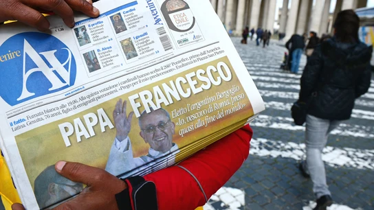 Una persona sostiene un periódico con Francisco en portada tras ser elegido papa. Una personas sostiene un periódico con Francisco en portada tras ser elegido papa, en la plaza de San Pedro.
