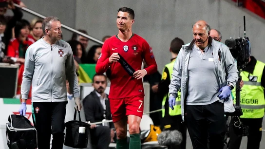 Cristiano Ronaldo se retira lesionado del terreno de juego Cristiano Ronaldo se retira lesionado del terreno de juego