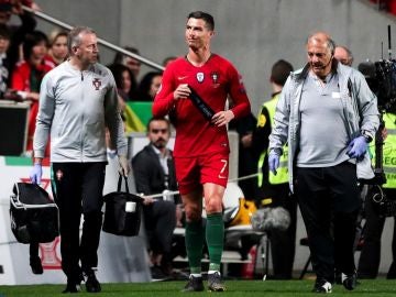 Cristiano Ronaldo se retira lesionado del terreno de juego Cristiano Ronaldo se retira lesionado del terreno de juego