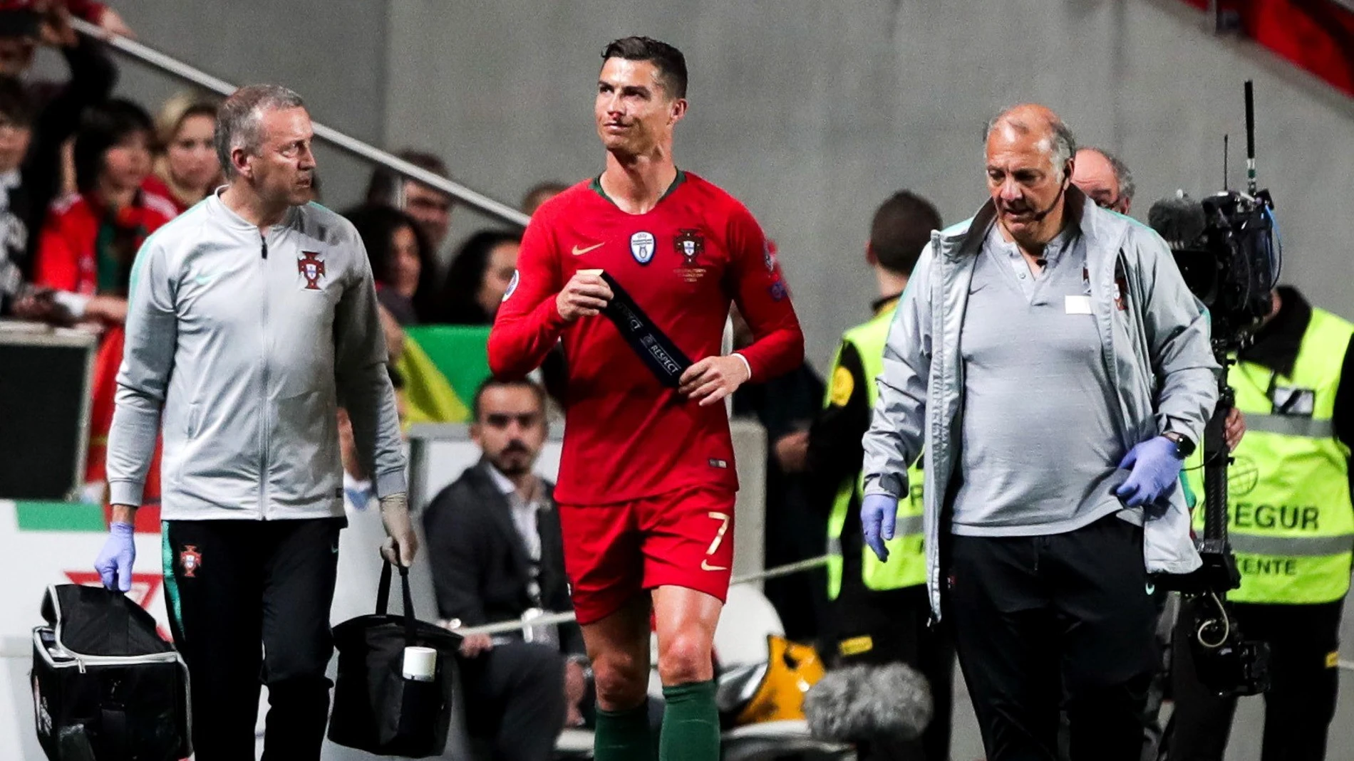 Cristiano Ronaldo se retira lesionado del terreno de juego