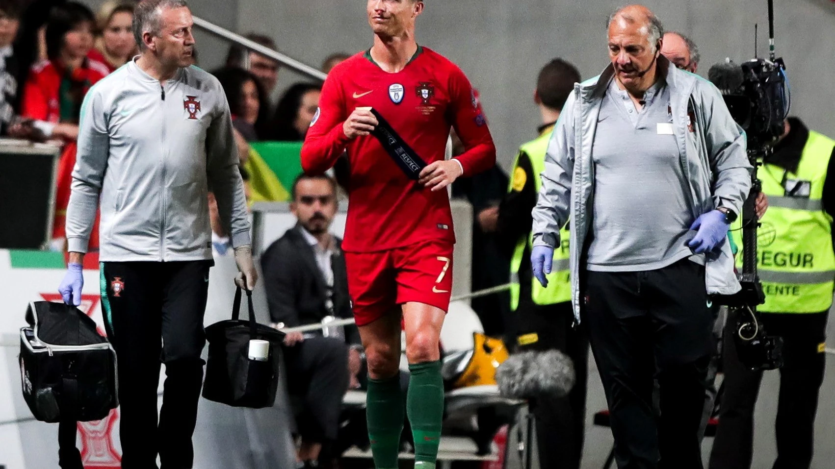 Cristiano Ronaldo se retira lesionado del terreno de juego