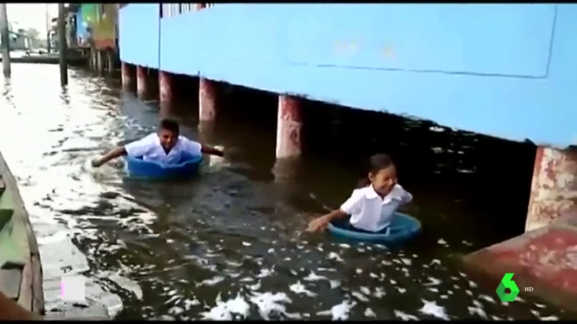 Al colegio en barreños, los estragos de las inundaciones