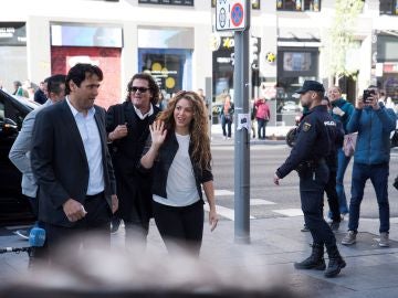 Shakira y Carlos Vives antes de entrar en el Juzgado Mercantil número 12 de Madrid. Shakira y Carlos Vives antes de entrar en el Juzgado Mercantil número 12 de Madrid.