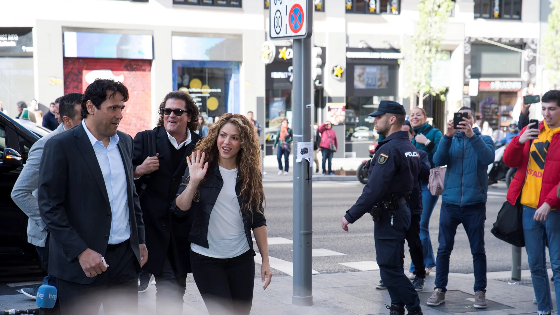 Shakira y Carlos Vives antes de entrar en el Juzgado Mercantil número 12 de Madrid.