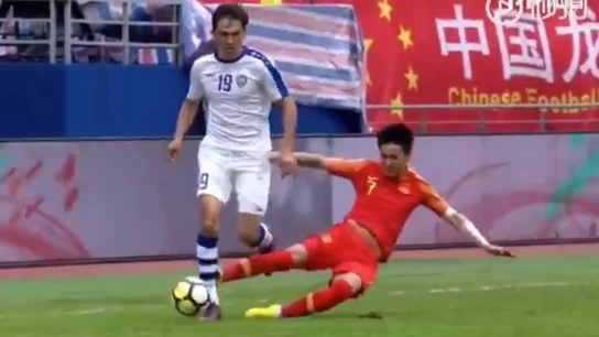 Wei Shihao realiza una dura entrada contra un rival Wei Shihao realiza una dura entrada contra un rival