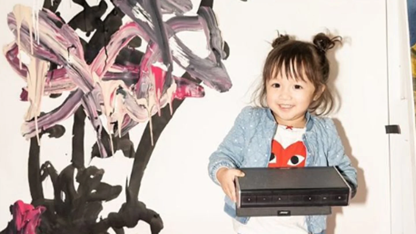 Lola June, la niña de dos años que expone sus obras de arte en galerías de Nueva York Lola June, la niña de dos años que expone sus obras de arte en galerías de Nueva York