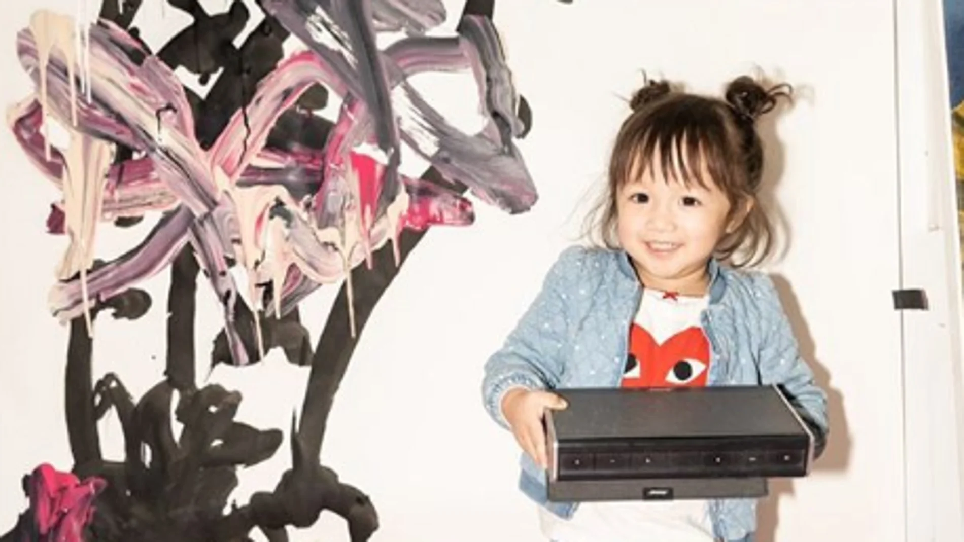 Lola June, la niña de dos años que expone sus obras de arte en galerías de Nueva York