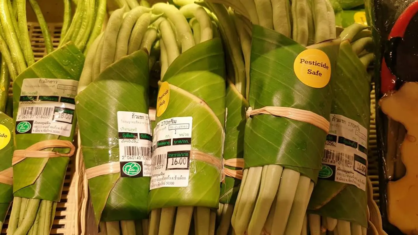 Verduras "envasadas" en hojas de plátano Verduras "envasadas" en hojas de plátano