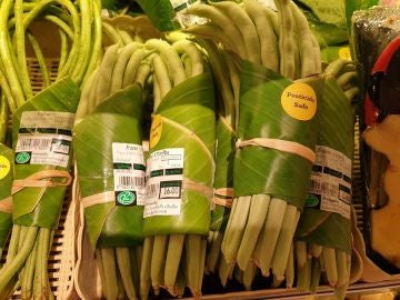 Verduras "envasadas" en hojas de plátano Verduras "envasadas" en hojas de plátano