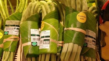 Verduras "envasadas" en hojas de plátano