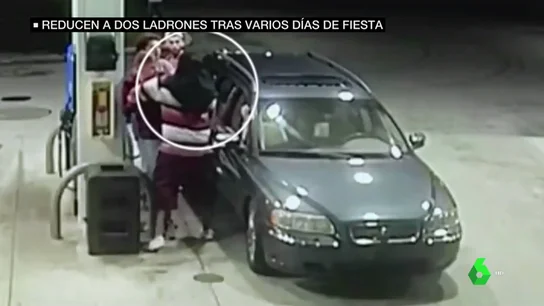 Un grupo de jóvenes reduce a dos ladrones en una gasolinera tras varios días de fiesta Un grupo de jóvenes reduce a dos ladrones en una gasolinera tras varios días de fiesta