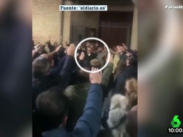 Miembros de Vox Valladolid cantan el 'Cara al sol' Miembros de Vox Valladolid cantan el 'Cara al sol'