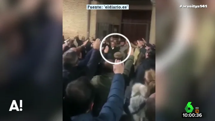 Miembros de Vox Valladolid cantan el 'Cara al sol'