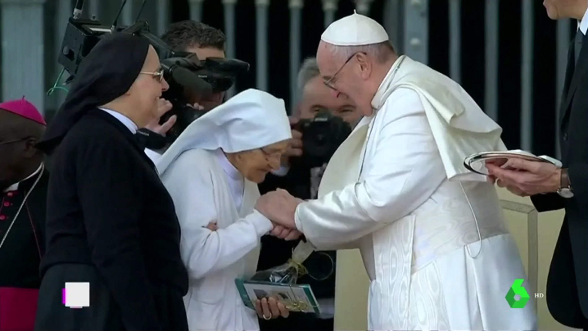 El papa se deja besar la mano tras la polémica en el santuario de Loreto
