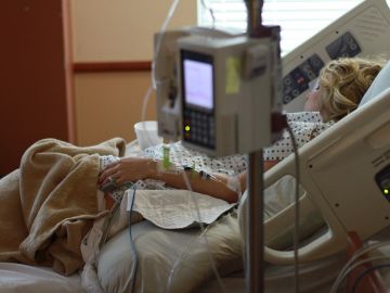 Imagen de archivo de una mujer en un hospital Imagen de archivo de una mujer en un hospital