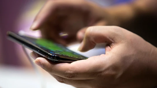 Una persona maneja un smartphone. Una persona maneja un smartphone.
