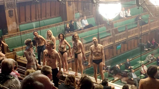Varios activistas se desnudan en el Parlamento británico para pedir que se hable menos del Brexit y más del cambio climático Varios activistas se desnudan en el Parlamento británico para pedir que se hable menos del Brexit y más del cambio climático
