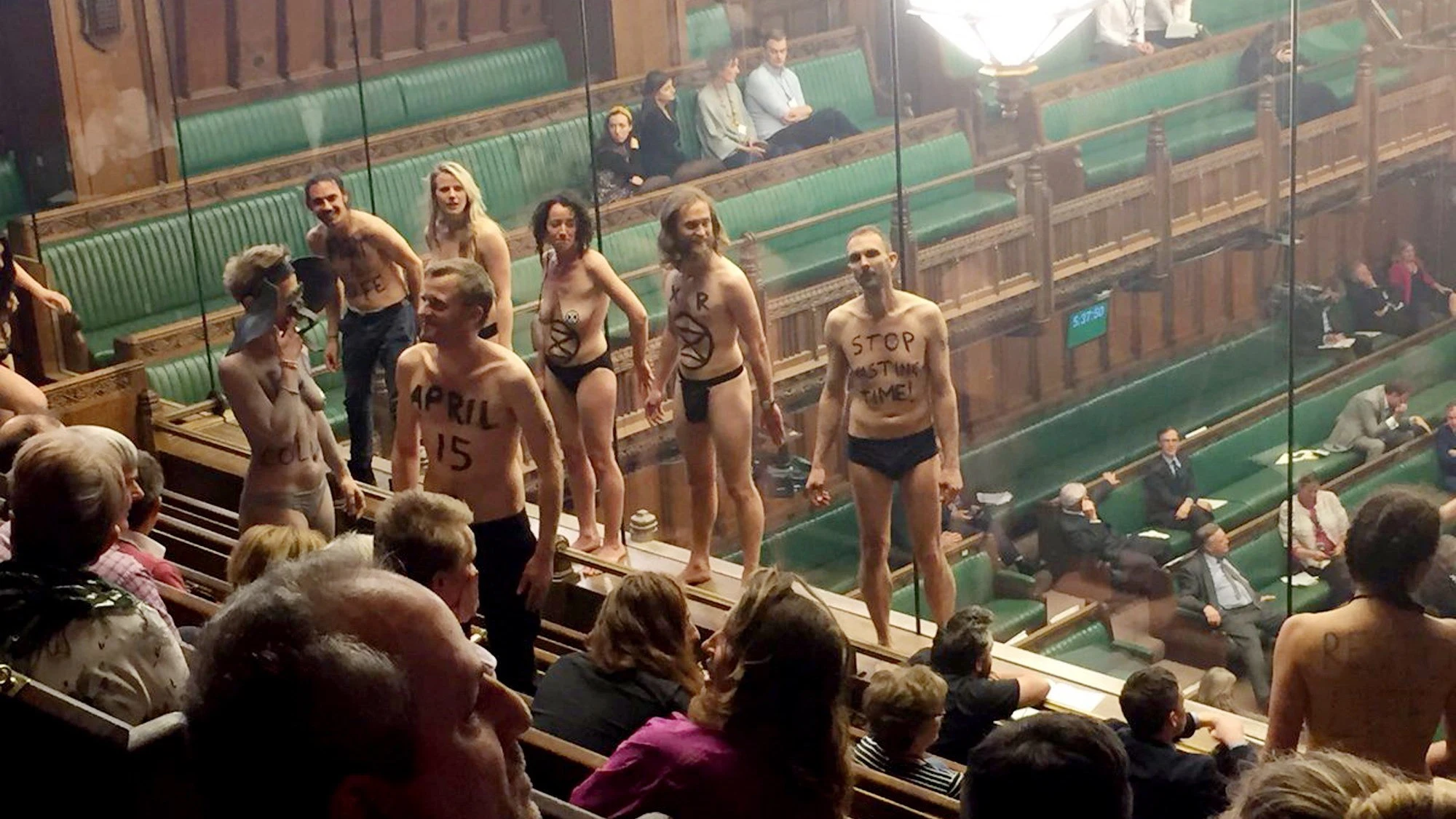 Varios activistas se desnudan en el Parlamento británico para pedir que se hable menos del Brexit y más del cambio climático