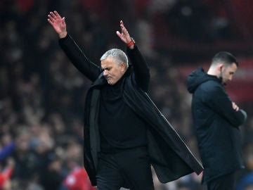 Mourinho se desespera en la banda durante un partido Mourinho se desespera en la banda durante un partido